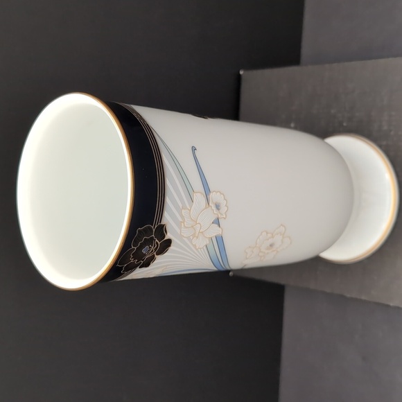 VGT,Legacy by Noritake Footed Black/White Porcelain Vase with Daffodils. - Picture 7 of 11